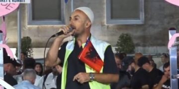 Aktivisti Arben Kola: Përdorin makina me ujë kundër protestuesve, por jo për shuarjen e flakëve
