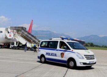 Në kërkim nga SPAK, ekstradohen nga Rumania e Britania dy të kërkuarit për vrasje