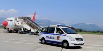 Në kërkim nga SPAK, ekstradohen nga Rumania e Britania dy të kërkuarit për vrasje