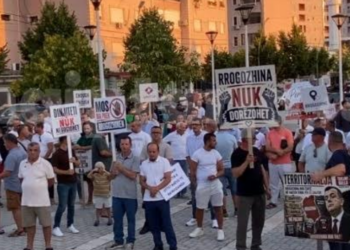 Rrogozhina sërish në protestë kundër bashkimit me Kavajën: Kjo është shtëpia jonë