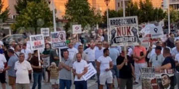 Rrogozhina sërish në protestë kundër bashkimit me Kavajën: Kjo është shtëpia jonë