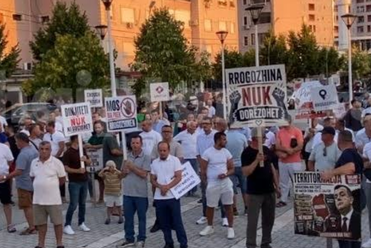 Rrogozhina sërish në protestë kundër bashkimit me Kavajën: Kjo është shtëpia jonë