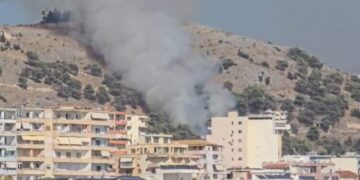 Zjarr në Sarandë, flakët i afrohen Manastirit të 40 Shenjtorëve
