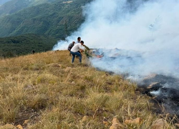 Zjarri afrohet pranë banesave në Selishtë të Dibrës