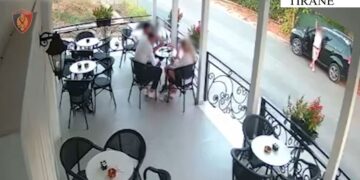 Incidenti në Mullet/ Për një gotë alkool, 53-vjeçari qëlloi me armë pasi kamarieri refuzoi t’i shërbente