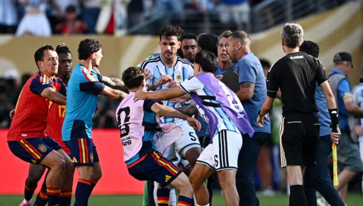 Grushtet dhe racizmi pas finales së Botërorit, FIFA dënon rëndë Argjentinën dhe lojtarët e saj