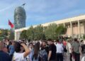“Kam zemrën dhe gjakun shqiptar”/ Qytetarja nga Italia në protestë: Detyrohemi të emigrojmë, dua që fëmijët e mi të rriten këtu