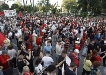 90 ditë protestë! Nis mbledhja e qytetarëve në sheshin “Skënderbej”: Rama jep dorëheqjen!
