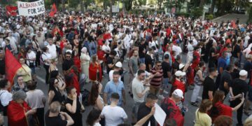 90 ditë protestë! Nis mbledhja e qytetarëve në sheshin “Skënderbej”: Rama jep dorëheqjen!