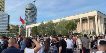 “Kam zemrën dhe gjakun shqiptar”/ Qytetarja nga Italia në protestë: Detyrohemi të emigrojmë, dua që fëmijët e mi të rriten këtu