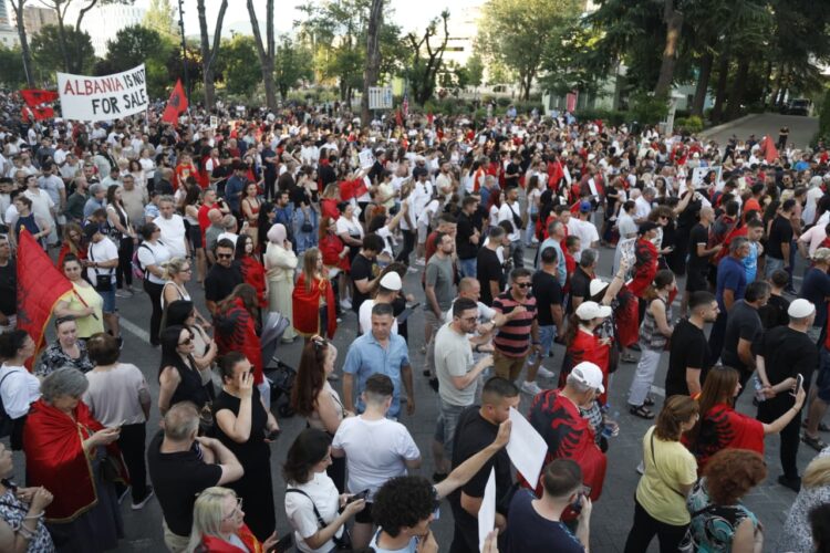 90 ditë protestë! Nis mbledhja e qytetarëve në sheshin “Skënderbej”: Rama jep dorëheqjen!