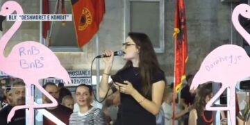 Nga dorëheqja e panegociueshme e Ramës, te qeveria teknike/ Protestuesit para Kryeministrisë ripërsërisin kërkesat kryesore