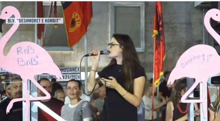 Nga dorëheqja e panegociueshme e Ramës, te qeveria teknike/ Protestuesit para Kryeministrisë ripërsërisin kërkesat kryesore