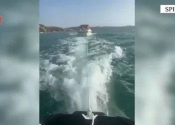 Skafi pësoi defekt në motor dhe rrezikoi të fundosej, shpëtohe 8 anëtarët e një familjeje në Spille
