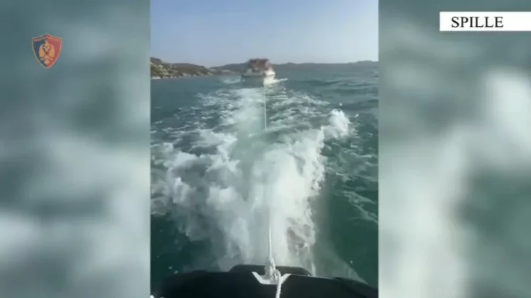 Skafi pësoi defekt në motor dhe rrezikoi të fundosej, shpëtohe 8 anëtarët e një familjeje në Spille