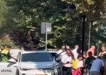 Taksia elektrike hyp mbi trotuar dhe përplas këmbësoren në Tiranë