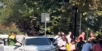 Taksia elektrike hyp mbi trotuar dhe përplas këmbësoren në Tiranë