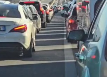 Varg kilometrik në autostradën Tiranë-Elbasan, qindra automjete mbeten të bllokuara në trafik