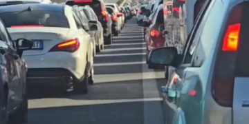 Varg kilometrik në autostradën Tiranë-Elbasan, qindra automjete mbeten të bllokuara në trafik