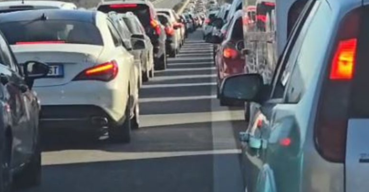Varg kilometrik në autostradën Tiranë-Elbasan, qindra automjete mbeten të bllokuara në trafik
