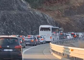 Fluks në Rrugën e Kombit! Pushuesit nga Kosova “vërshojnë” drejt bregdetit shqiptar për ditët e fundit të gushtit