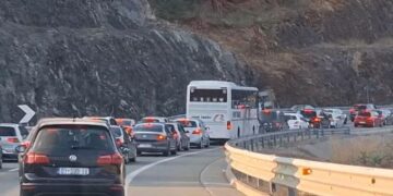 Fluks në Rrugën e Kombit! Pushuesit nga Kosova “vërshojnë” drejt bregdetit shqiptar për ditët e fundit të gushtit