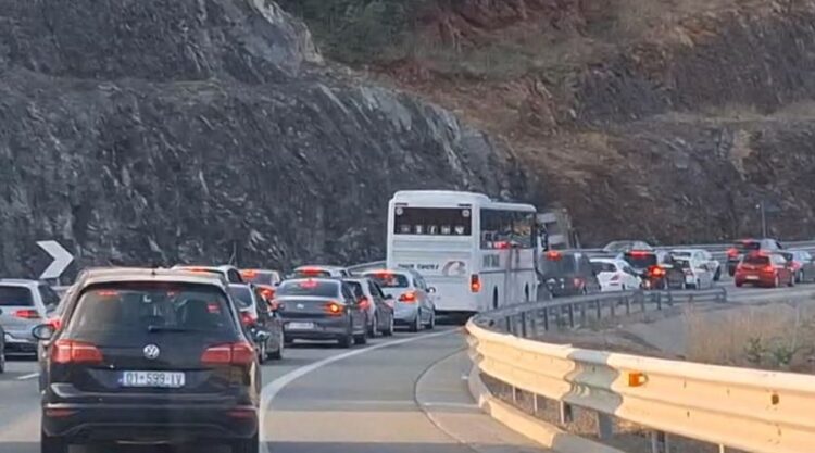 Fluks në Rrugën e Kombit! Pushuesit nga Kosova “vërshojnë” drejt bregdetit shqiptar për ditët e fundit të gushtit