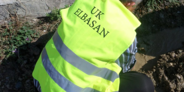 Ujësjellësi i Elbasanit gjobit familjen që jeton me 50 euro asistencë mujore, i ndërpret ujin