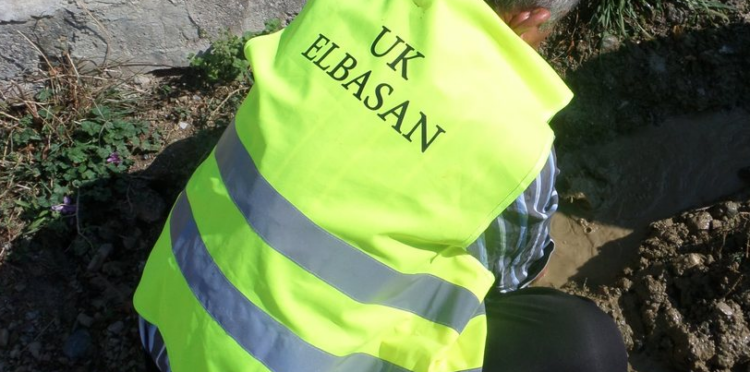 Ujësjellësi i Elbasanit gjobit familjen që jeton me 50 euro asistencë mujore, i ndërpret ujin