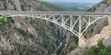 U hodh nga Ura në Klos, 35 vjeçari i dërgoi mesazh bashkëshortes para vendimit ekstrem