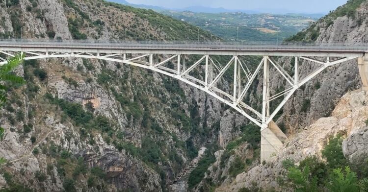 U hodh nga Ura në Klos, 35 vjeçari i dërgoi mesazh bashkëshortes para vendimit ekstrem