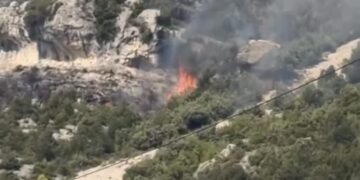 Flakët rikthehen në Krujë, zjarr në Krastë pranë zonës së banuar