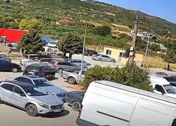 Po merrte pjesë në ceremoninë mortore të kushëririt, hajduti i futet në makinë këngëtarit dhe i merr paratë