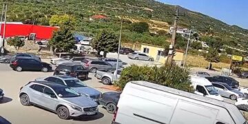 Po merrte pjesë në ceremoninë mortore të kushëririt, hajduti i futet në makinë këngëtarit dhe i merr paratë