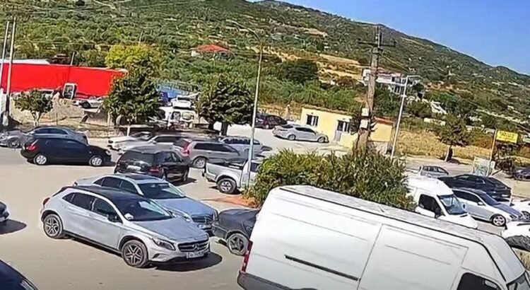 Po merrte pjesë në ceremoninë mortore të kushëririt, hajduti i futet në makinë këngëtarit dhe i merr paratë