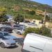 Po merrte pjesë në ceremoninë mortore të kushëririt, hajduti i futet në makinë këngëtarit dhe i merr paratë