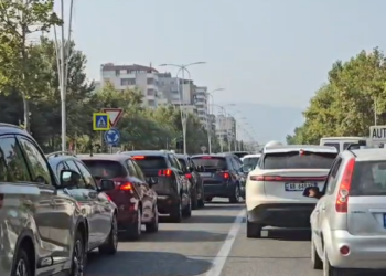Trafik kaotik në hyrje të Vlorës, qindra makina të bllokuara në kulmin e sezonit turistik