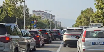 Trafik kaotik në hyrje të Vlorës, qindra makina të bllokuara në kulmin e sezonit turistik