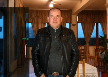 Vrau nënën dhe plagosi rëndë babanë me sqepar, arrestohet autori i krimit makabër në Lushnje (Foto)
