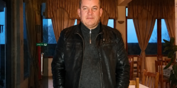 Vrau nënën dhe plagosi rëndë babanë me sqepar, arrestohet autori i krimit makabër në Lushnje (Foto)