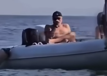 Zjarret pushtojnë vendin, Rama ikën me pushime, filmohet duke lundruar me skaf në Dhërmi