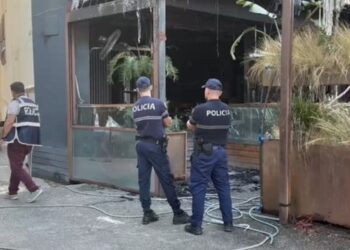 Zjarri përfshin një hotel në Lungomare të Vlorës, 7 persona dërgohen në spital