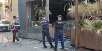 Zjarri përfshin një hotel në Lungomare të Vlorës, 7 persona dërgohen në spital