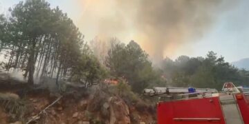 Përkeqësohet situata me zjarret në Pukë, flakët rrezikojnë banesat! Urdhërohet evakuimi i disa familjeve