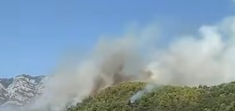 Riaktivizohet zjarri në Krujë, flakët pranë depove të eksplozivit në Zidonë`