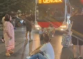 Protestuesit ulen këmbëkryq para autobusit në “Rrugën e Elbasanit”