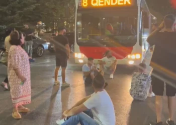Protestuesit ulen këmbëkryq para autobusit në “Rrugën e Elbasanit”