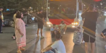 Protestuesit ulen këmbëkryq para autobusit në “Rrugën e Elbasanit”