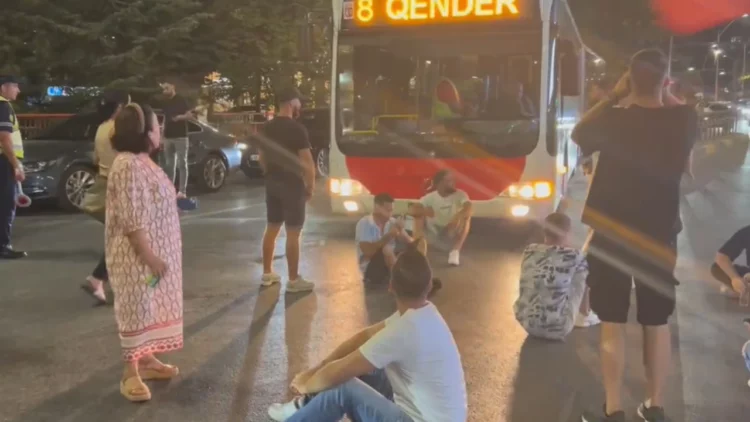 Protestuesit ulen këmbëkryq para autobusit në “Rrugën e Elbasanit”