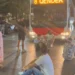 Protestuesit ulen këmbëkryq para autobusit në “Rrugën e Elbasanit”